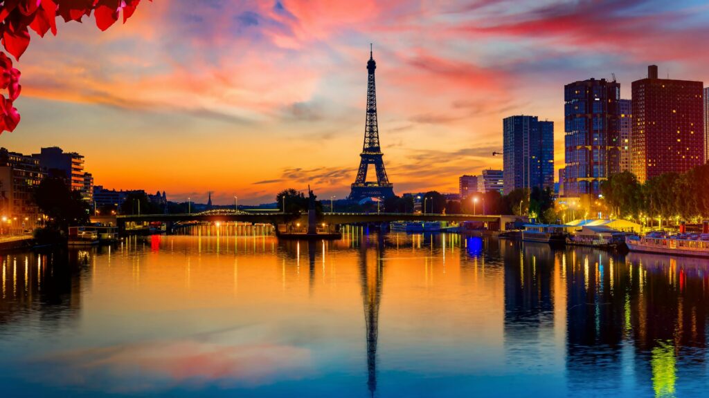 Tour Eiffel au coucher du soleil reflétée dans la Seine