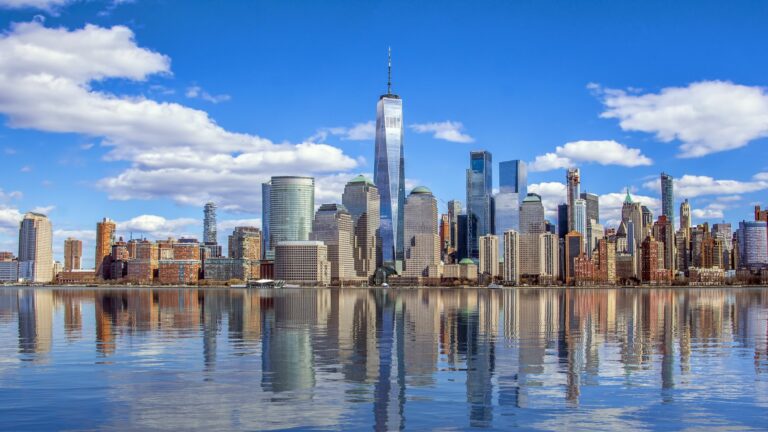 Vue panoramique de Manhattan depuis l’eau par une journée ensoleillée.