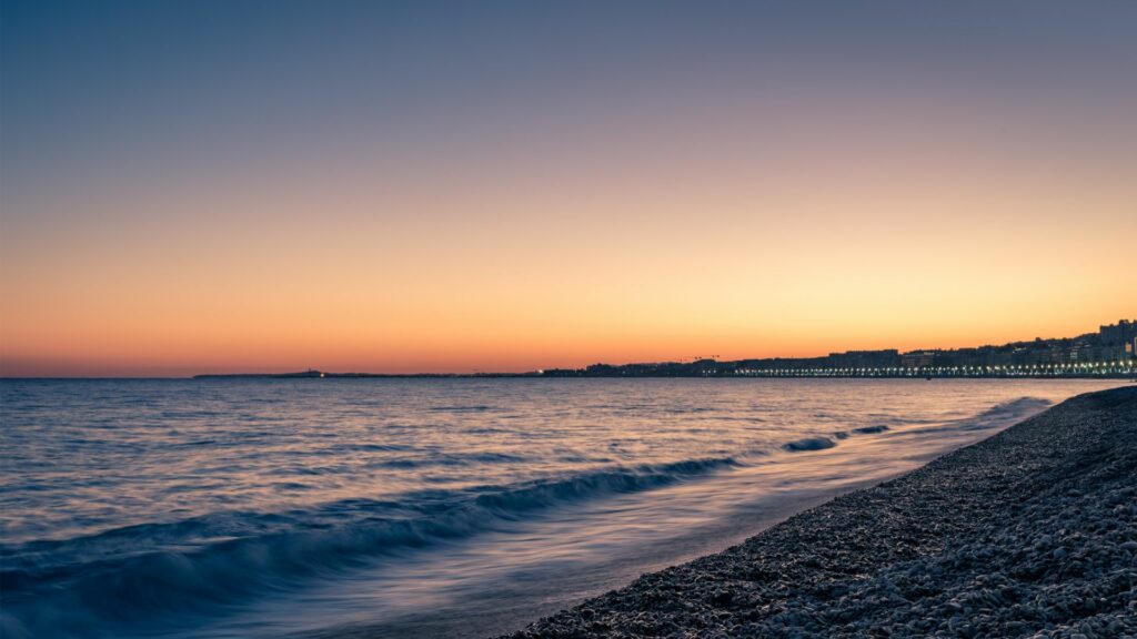 Coucher de soleil sur la plage de Nice, en bord de Méditerranée.