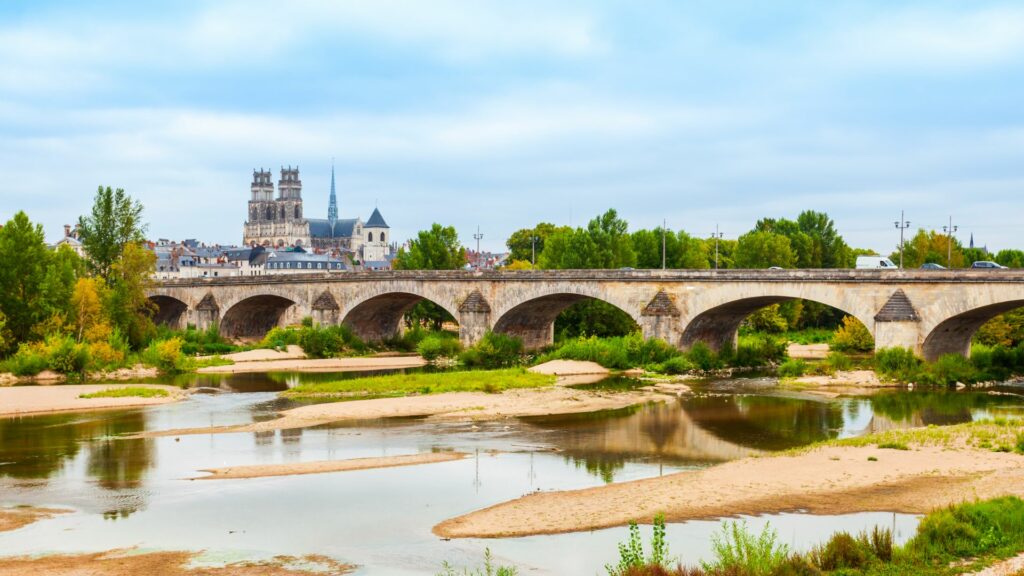 Vue du pont George-V à Orléans avec la cathédrale Sainte-Croix en arrière-plan.