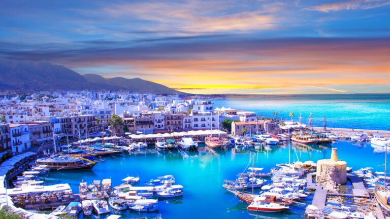 Port méditerranéen coloré au coucher du soleil à Chypre.