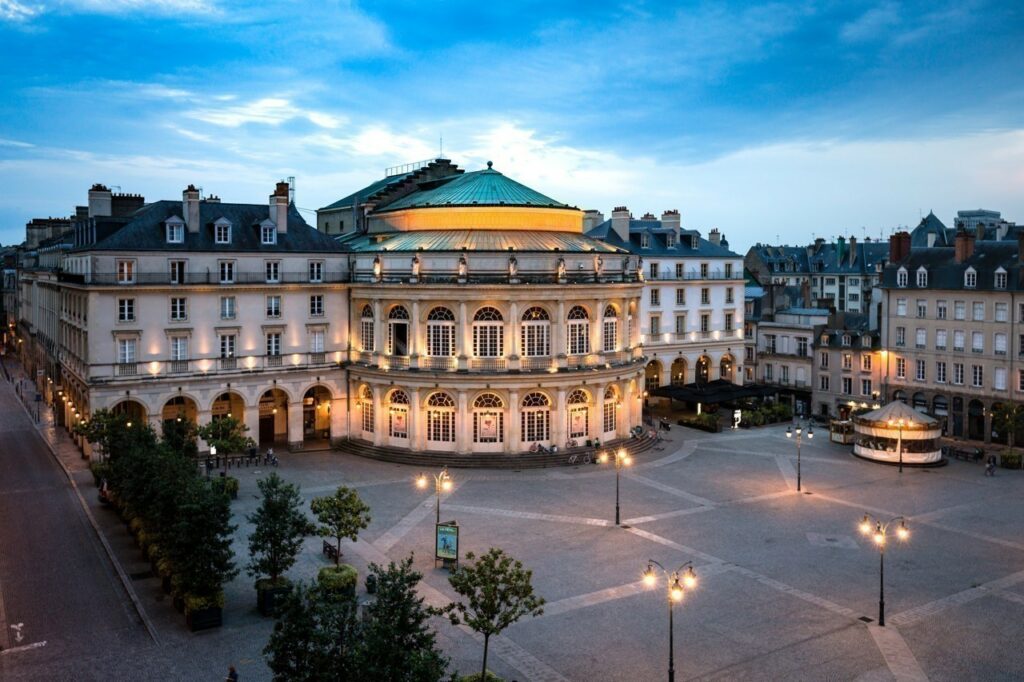 Façade illuminée de l’Opéra de Rennes sur la place de la Mairie