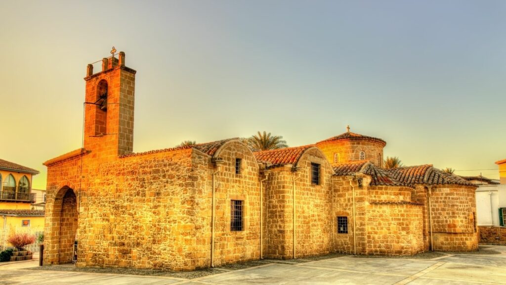 Église byzantine en pierre au coucher du soleil à Nicosie, Chypre.